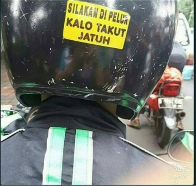 Bukan Cuma Belakang Truk, Tulisan Belakang Helm Juga Gemesin